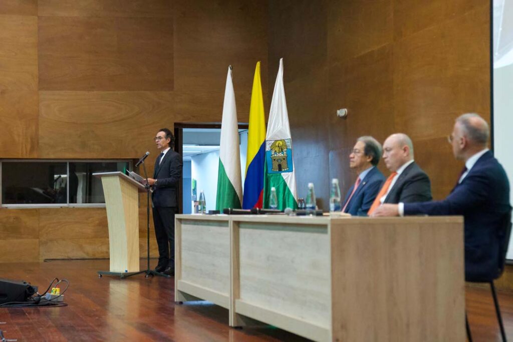 Imagen Alcalde de Medellín democracia (6)