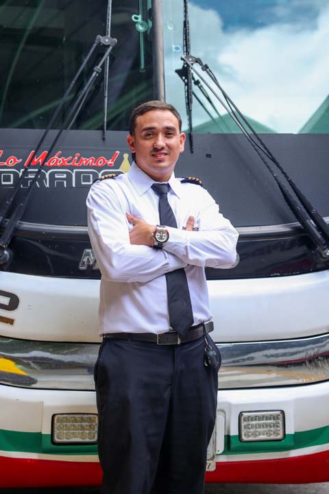 Imagen Brandon Calle en su bus