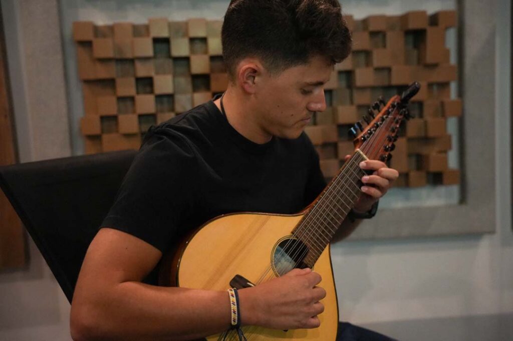 Imagen Estiven Sepúlveda instrumento de cuerda