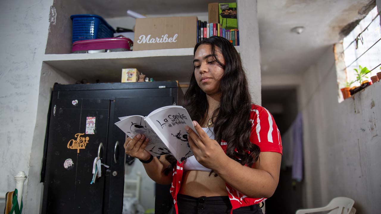 Imagen Maribel Arango estudiando inglés