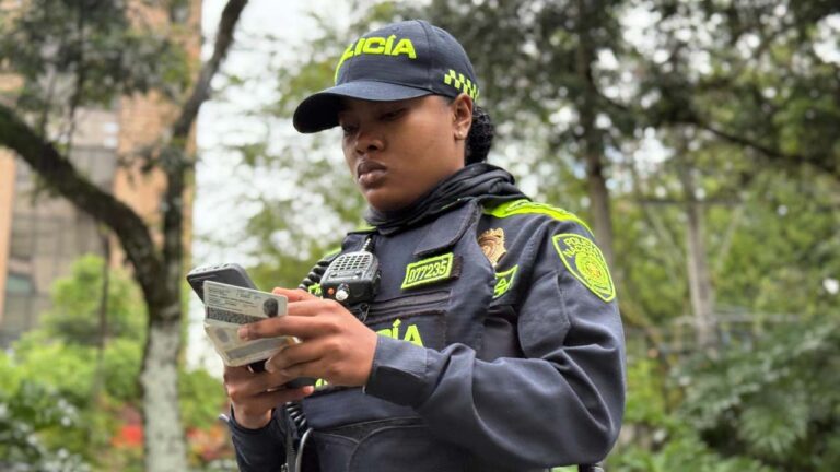 Imagen Policía revisando documento por seguridad