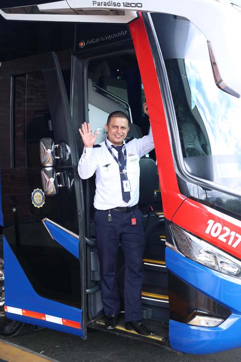 Imagen Víctor Torres en su bus