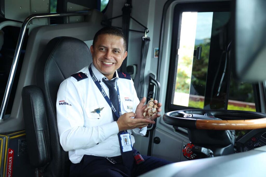 Imagen Víctor Torres con viergen en su bus