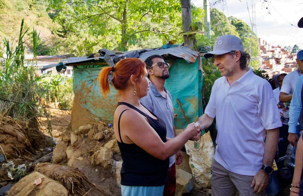 Imagen acompañamiento del Distrito a afectados Alcalde