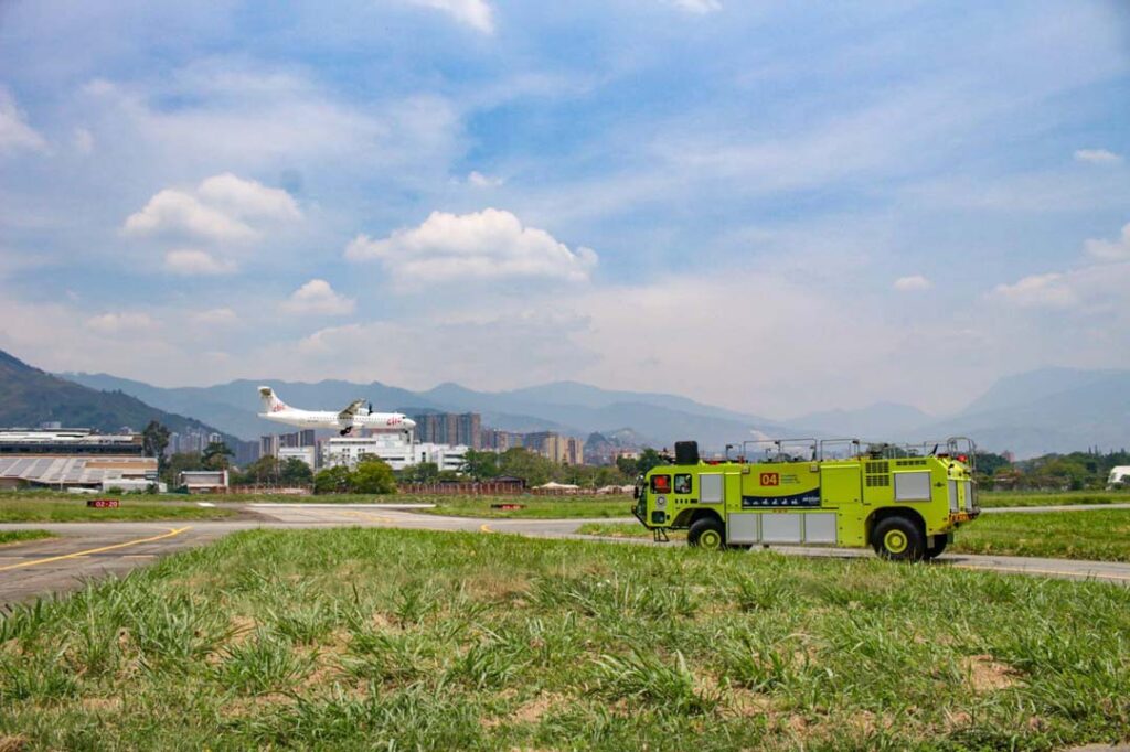 Imagen aeropuerto, camión de bomberos y avión