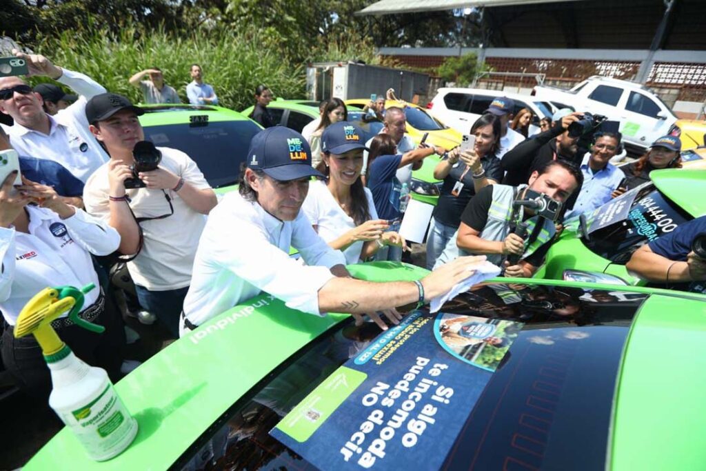 Imagen alcalde pegando calcomanía