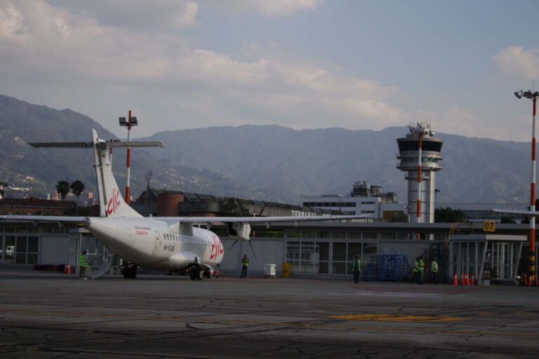 Imagen avión y torre de control