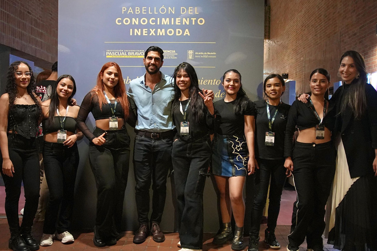 Imagen beneficiarias Sapiencia como maquilladoras Colombiamoda (4)