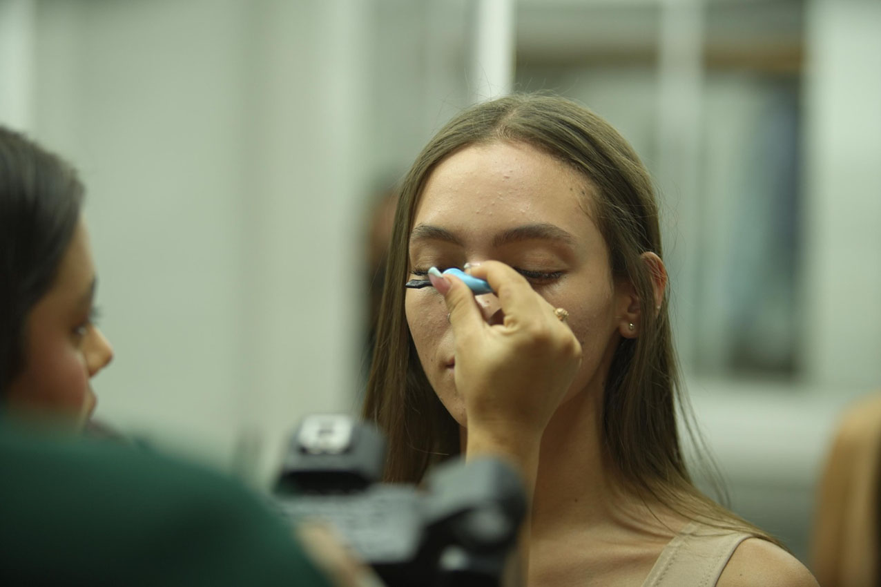 Imagen beneficiarias Sapiencia como maquilladoras Colombiamoda (5)