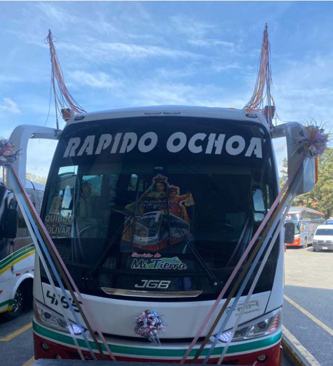 Imagen bus con cintas de la virgen