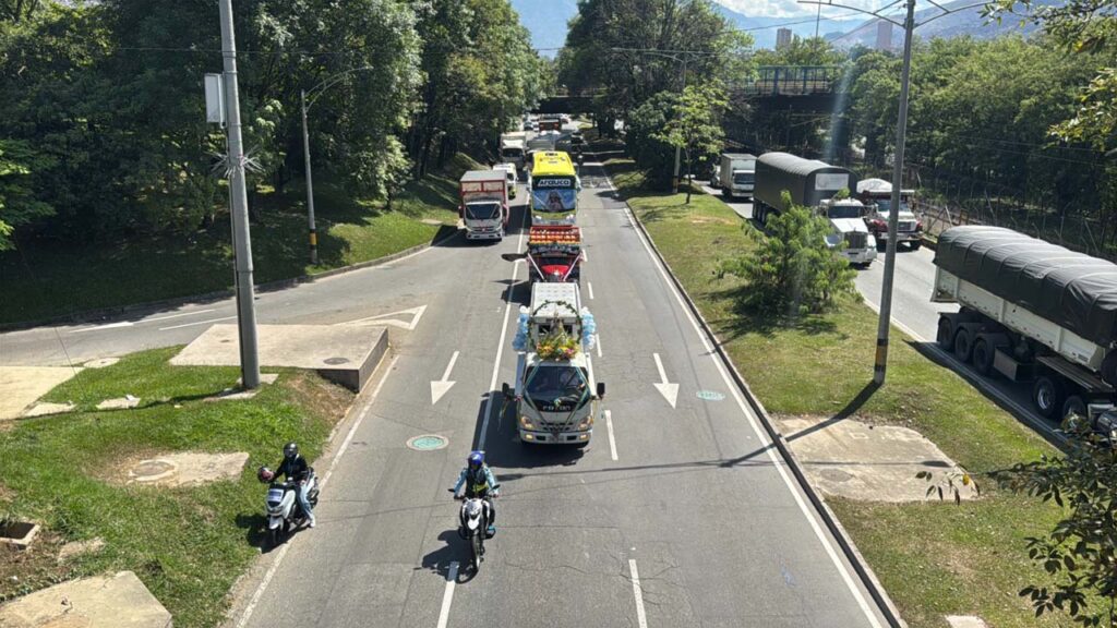 Imagen buses en desfile