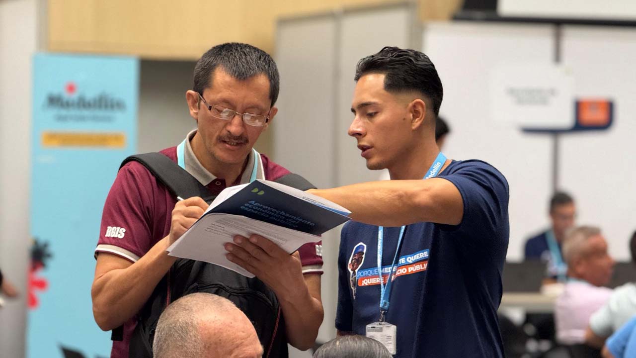 Imagen ciudadano con funcionario