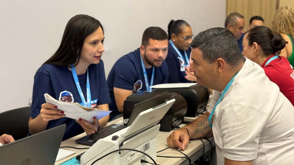 Imagen ciudadanos con funcionarios