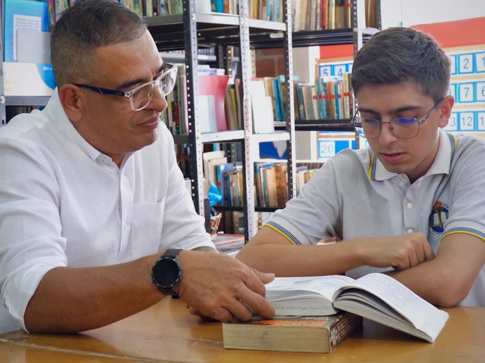 Imagen de Juan José Gómez estudiante con profesor