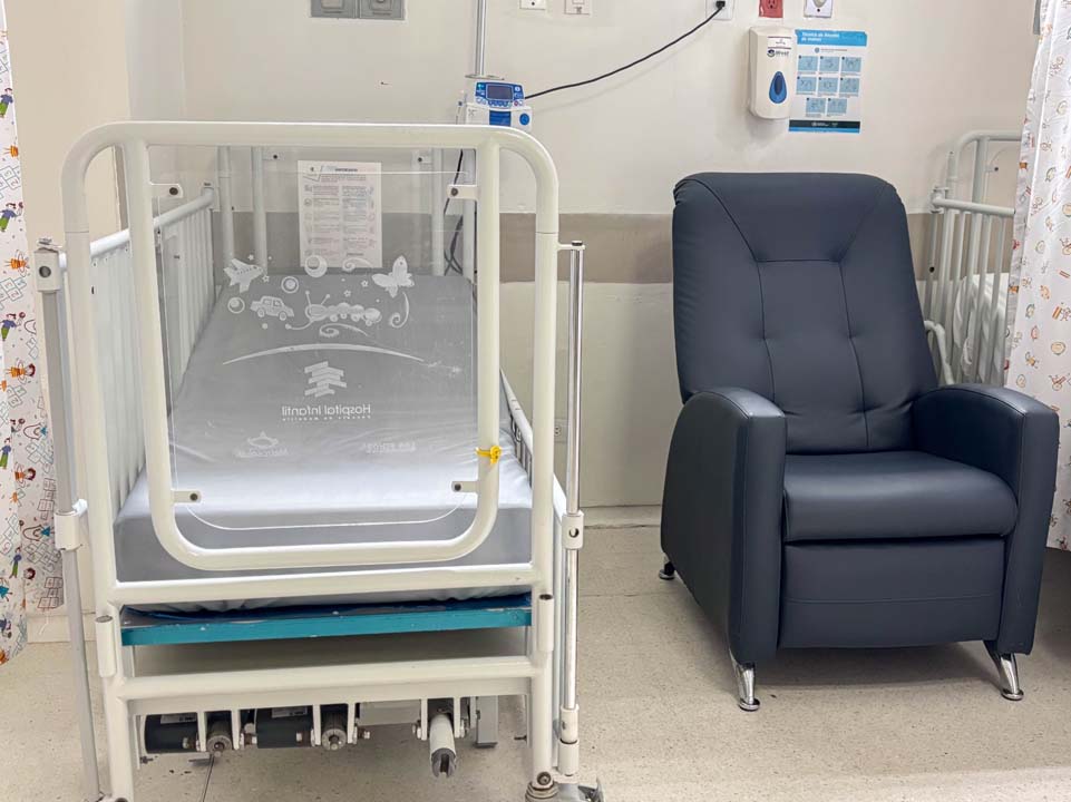 Imagen de cama y silla