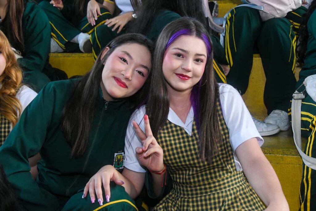 Imagen de dos niñas con uniformes