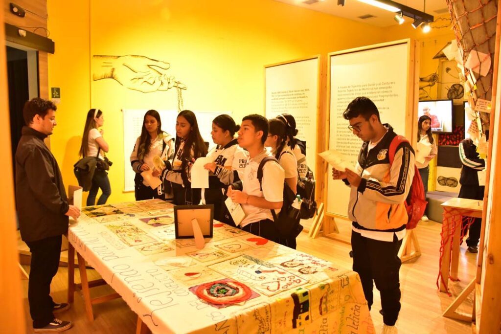 Imagen de estudiantes exposición memoria