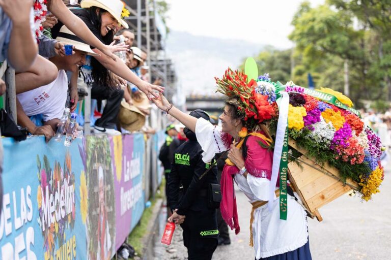 Imagen de graderías en desfile Feria de las Flores