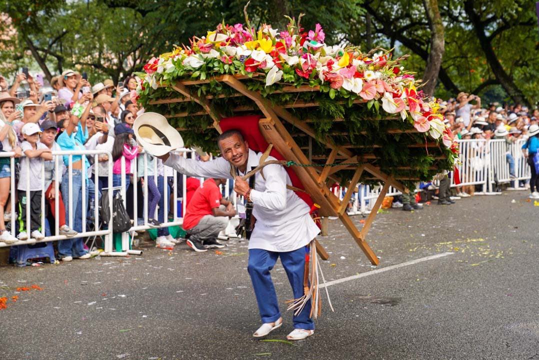 Imagen de graderías en desfile Feria de las Flores silletero