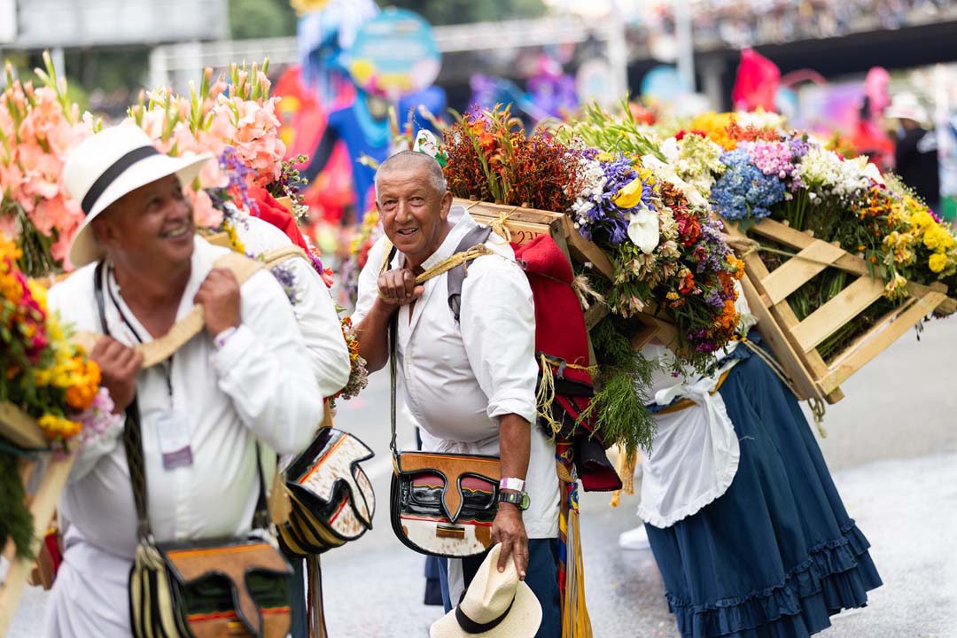 Imagen de graderías en desfile Feria de las Flores silleteros