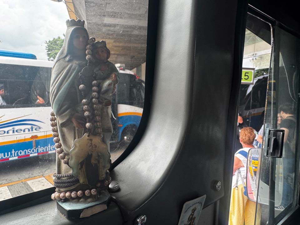 Imagen de la Virgen en el bus