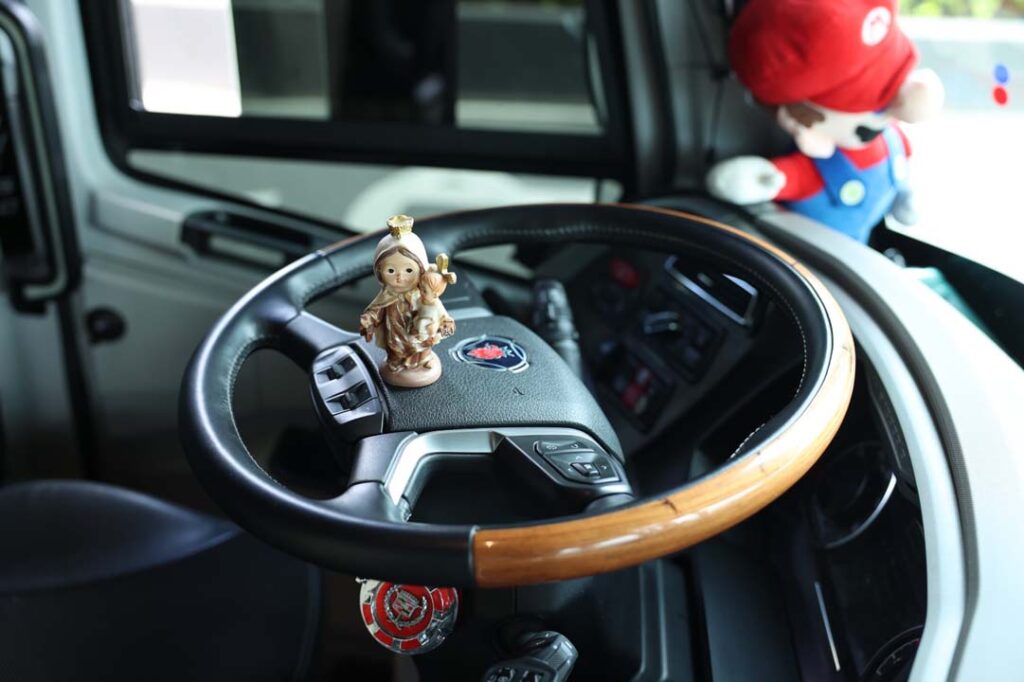 Imagen de la Virgen en el timón del bus