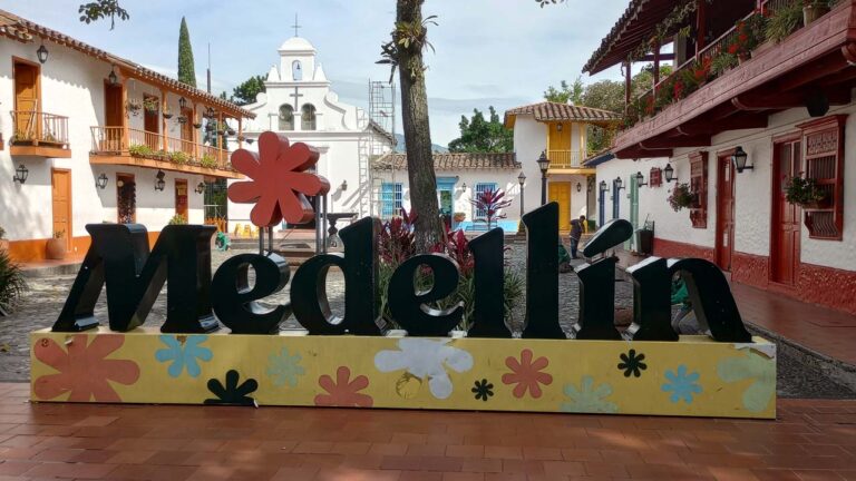 Imagen de letrero de Medellín en el Pueblito Paisa