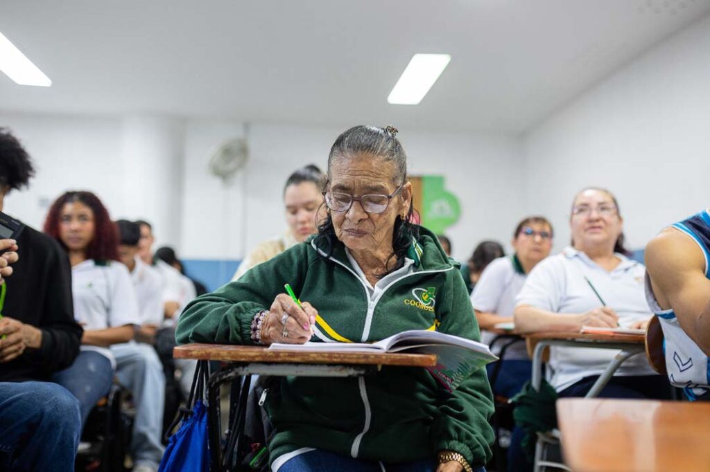 Imagen de mujer estudiando