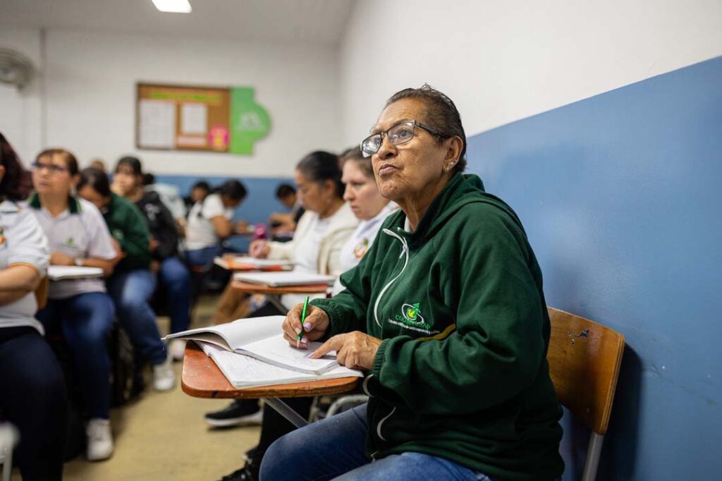 Imagen de mujeres en clase estudiando