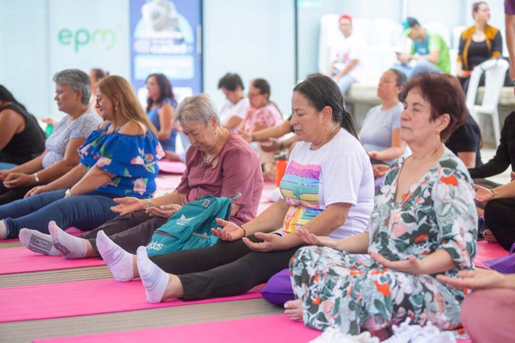 Imagen de personas haciendo yoga