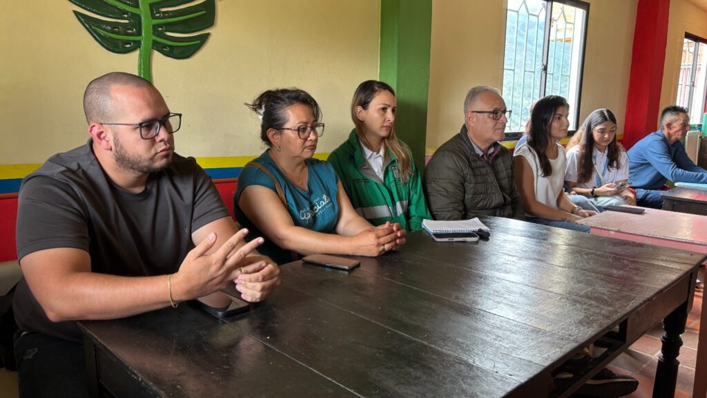 Imagen de personas runidas