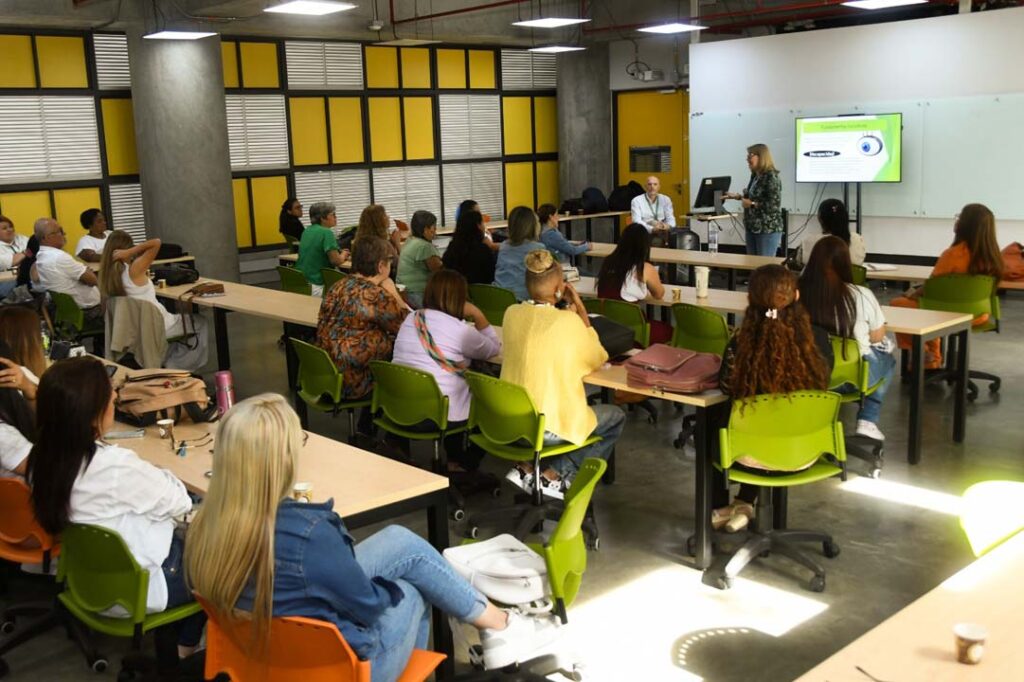 Imagen de docentes siendo educadas