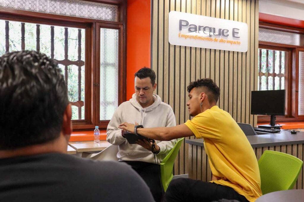 Imagen de personas trabajando