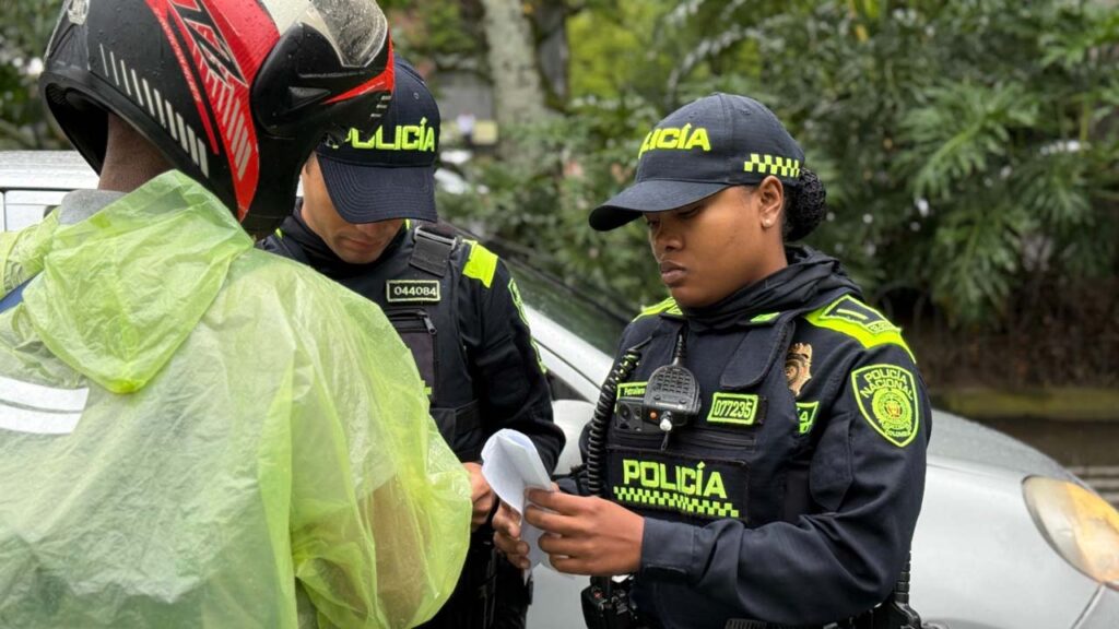 Imagen de policías revisando documentos por seguridad