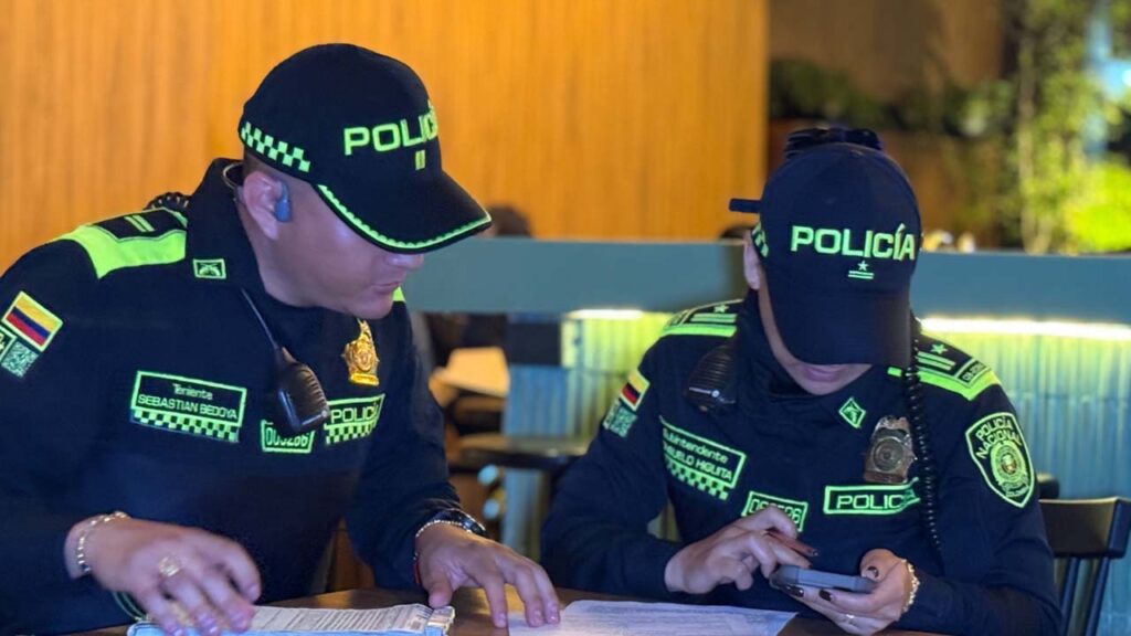 Imagen de policías viendo documentos