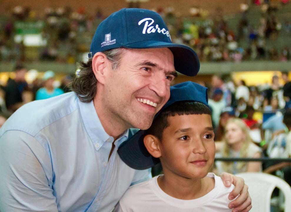 Imagen del Alcalde con niño en evento parceros