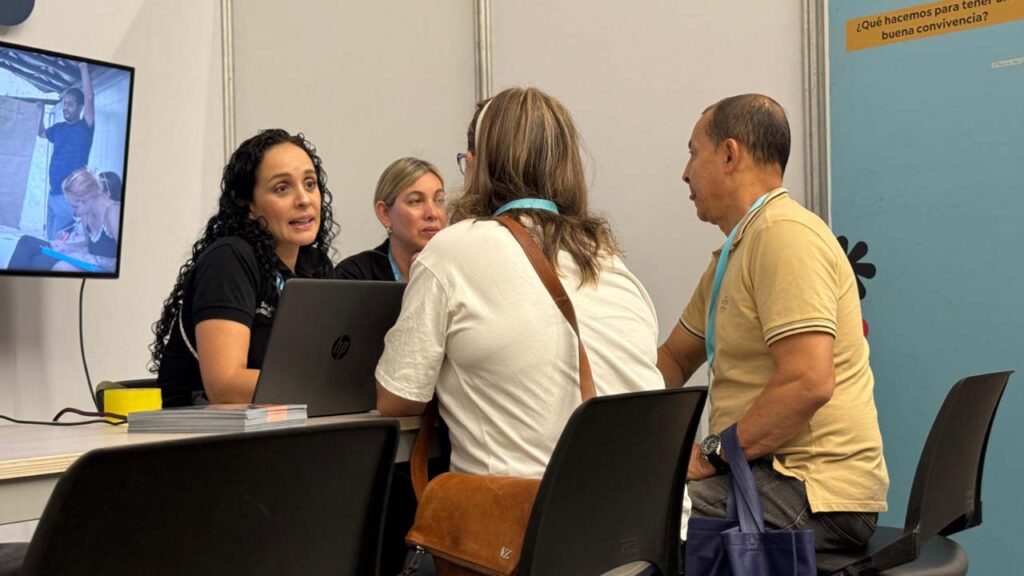 Imagen dos ciudadanos con funcionarios