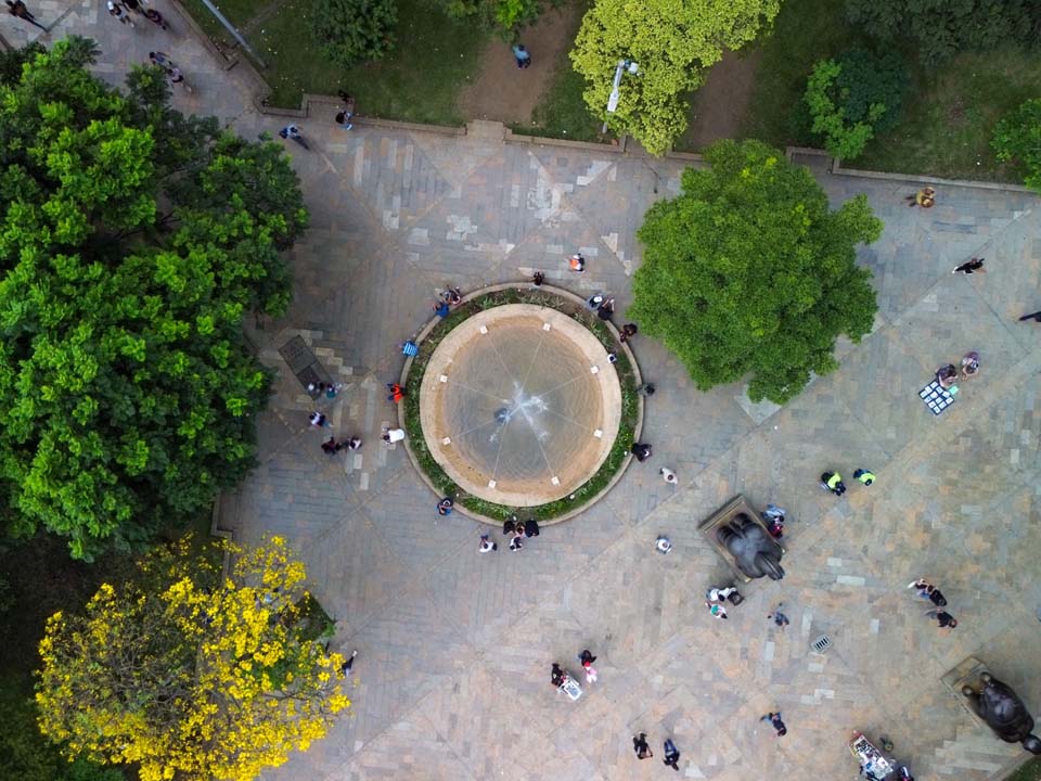 Imagen dron fuente Plaza de Botero
