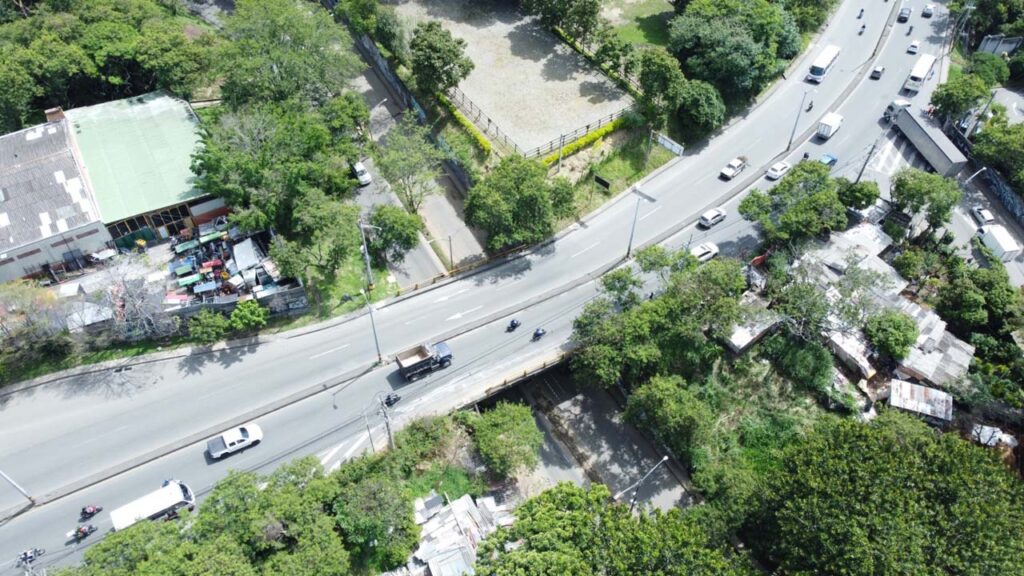 Imagen dron vías Medellín 