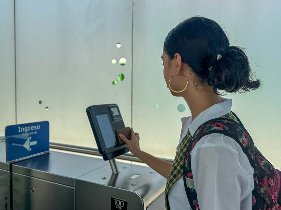 Imagen estudiante ingresando al metro