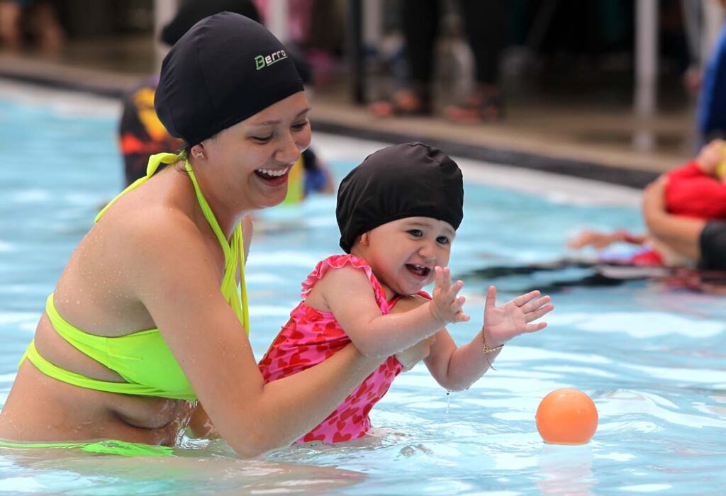 Imagen familia en piscina