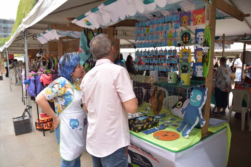 Imagen feria que apoya el talento local