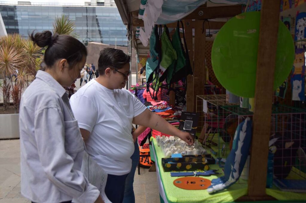 Imagen feria que apoya el talento local 3