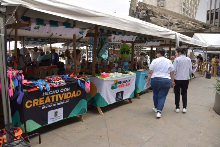 Imagen feria que apoya el talento local 5