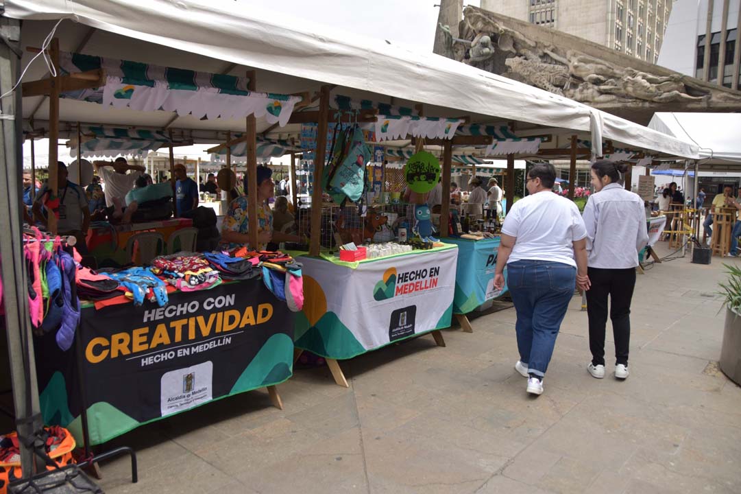 Imagen feria que apoya el talento local 5