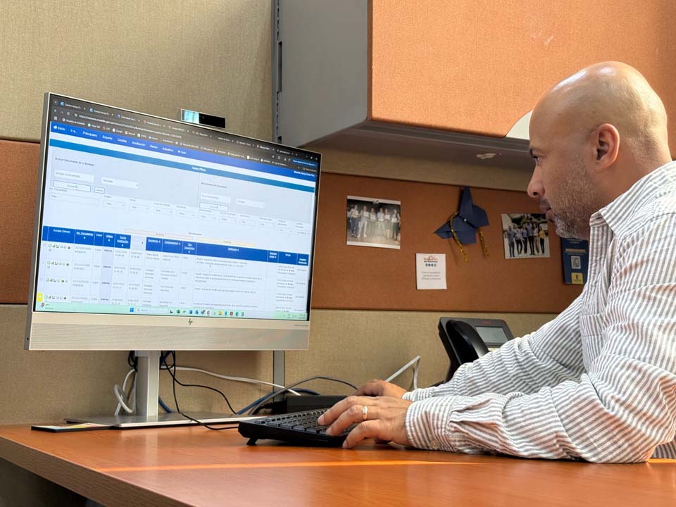 Imagen funcionario en computador