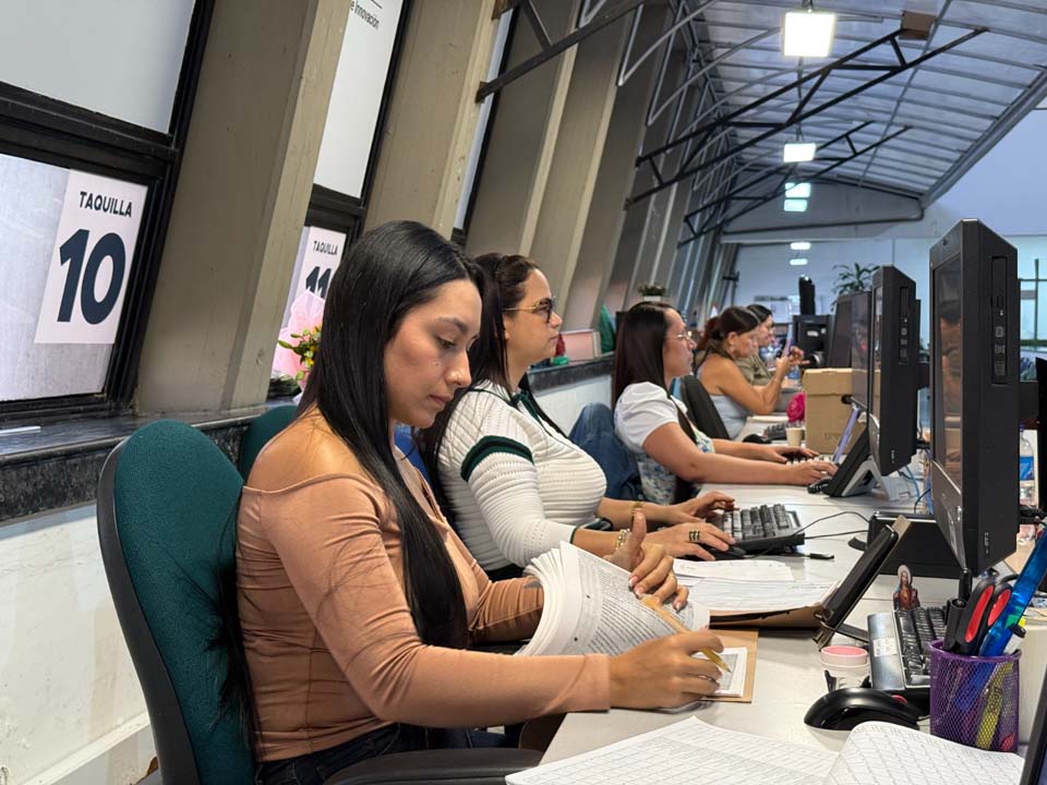 Imagen funcionarios en computador