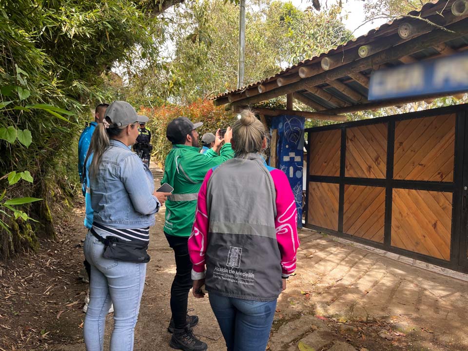 Imagen funcionarios tomando imágenes a puerta de vivienda temporal