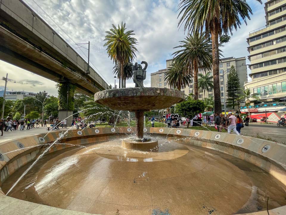 Imagen fuenete Plaza de Botero y parte del metro