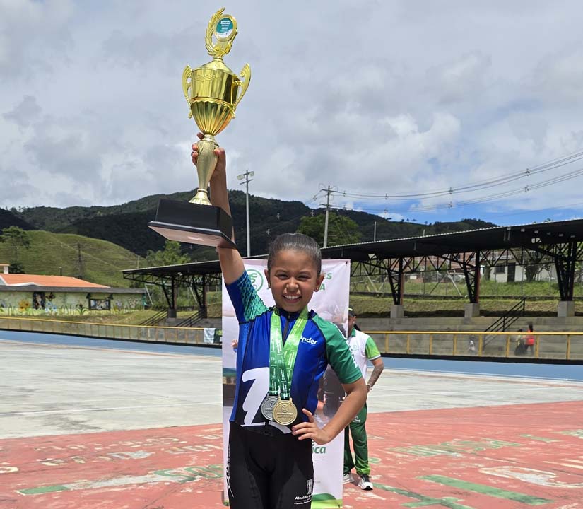 Imagen ganadora con copa foto 7
